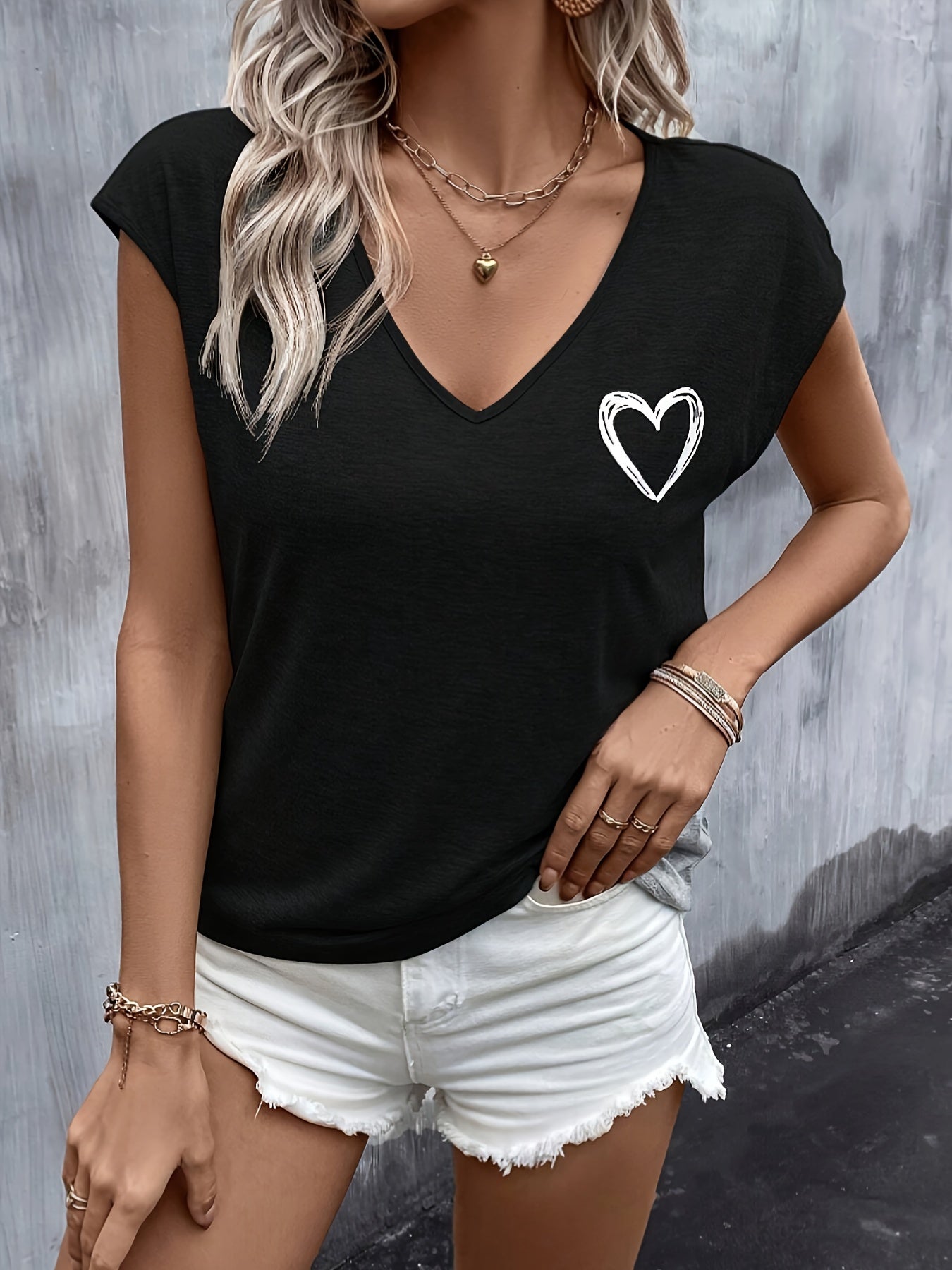 Women's T-shirt with Heart Print and V-Neck – Casual Summer Top for Leisure and Vacation