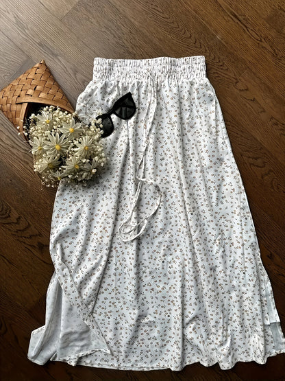 Damen Zweiteiliges Set – Ärmelloses Oberteil mit Stehkragen und Blumenrock – Modischer Freizeit-Look