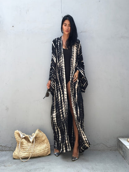 Women's maxi kimono with graphic pattern – Elegant vacation cover-up in boho style