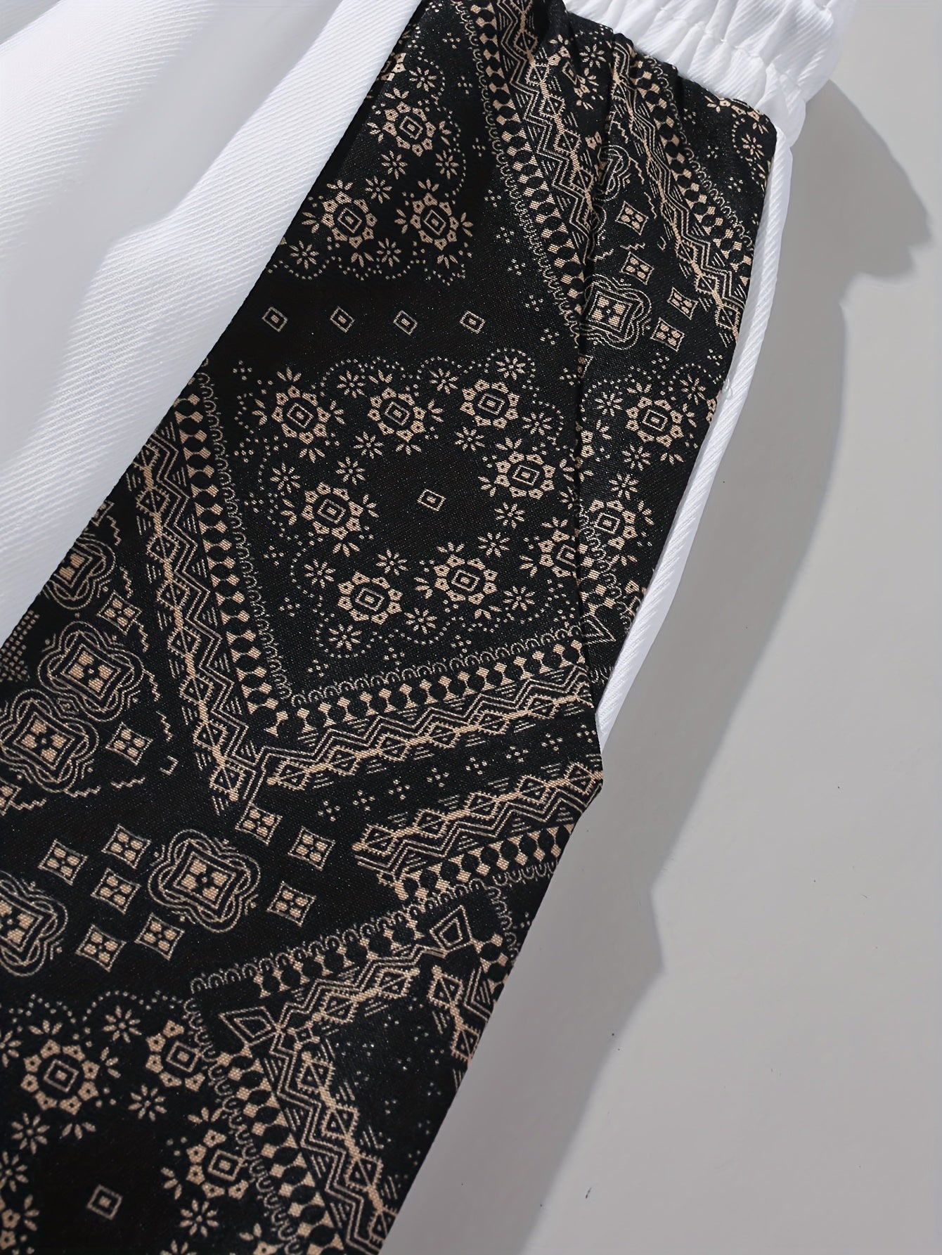 Men's streetwear shorts with graphic pattern and modern design – perfect for casual wear and urban style