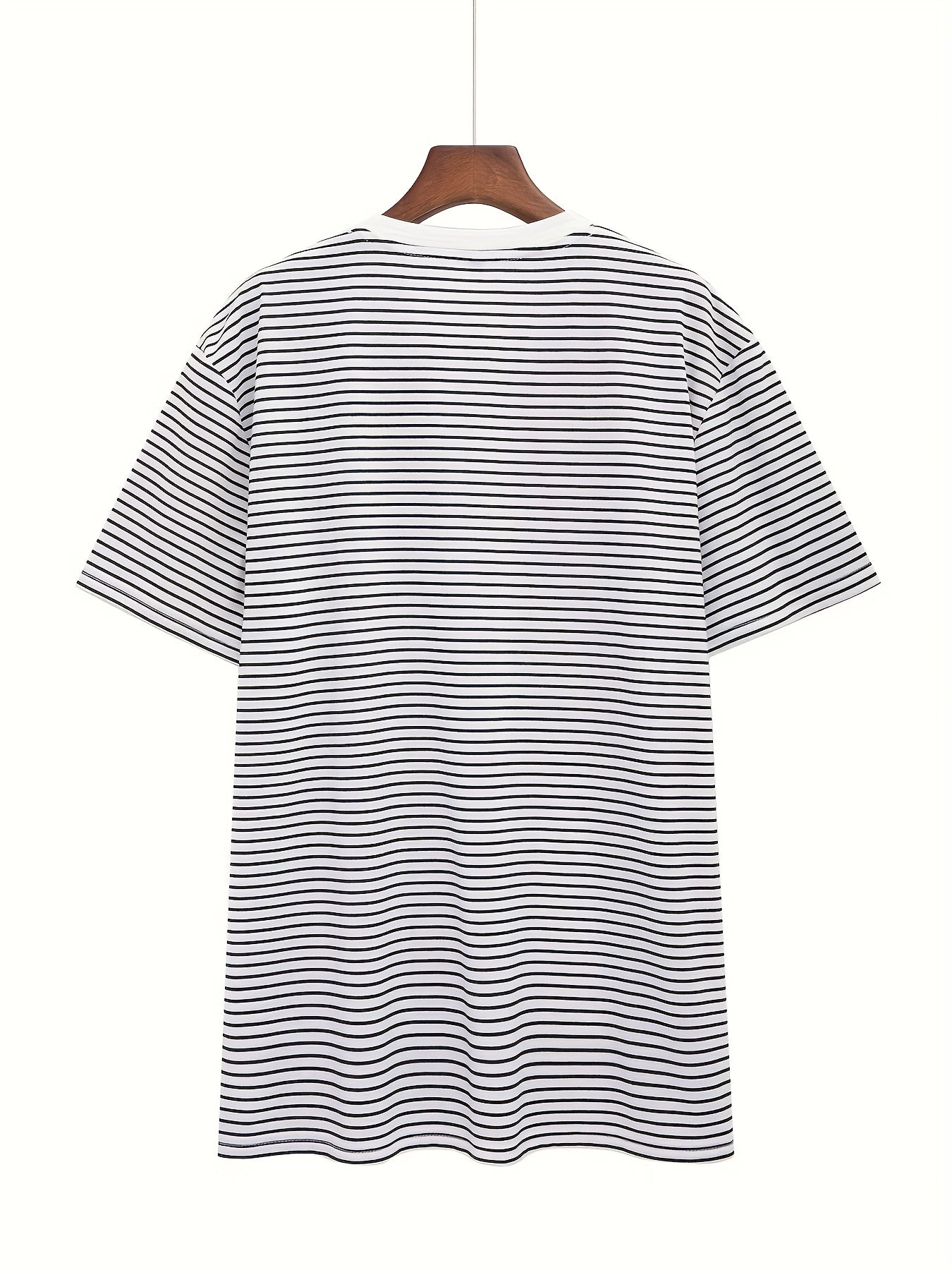 Men's T-Shirt with Classic Stripes – Timeless Design for Everyday and Leisure