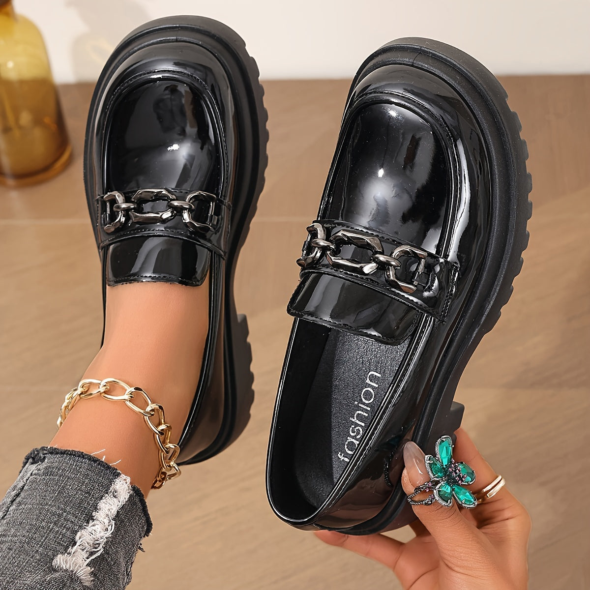 Women's Loafers with Chain Detail and Platform – Fashionable Slip-On for Everyday and Leisure