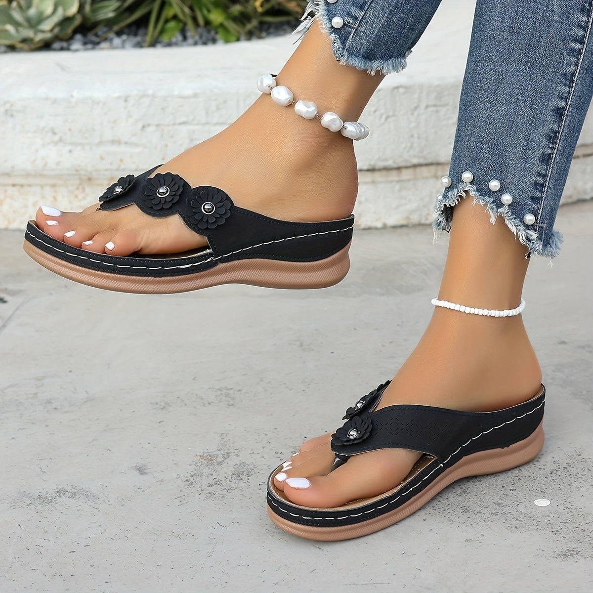 Women's Casual Thong Sandals with Flower Applique for Everyday and Leisure
