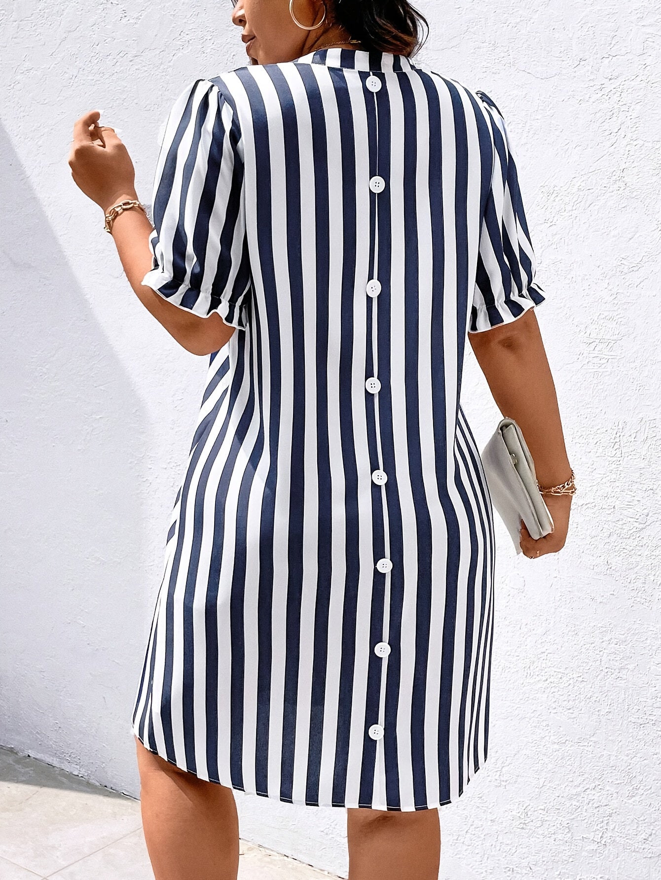 Damen Kleid mit vertikalem Streifenmuster und V-Ausschnitt – Eleganter Alltagsstil für Büro und Freizeit