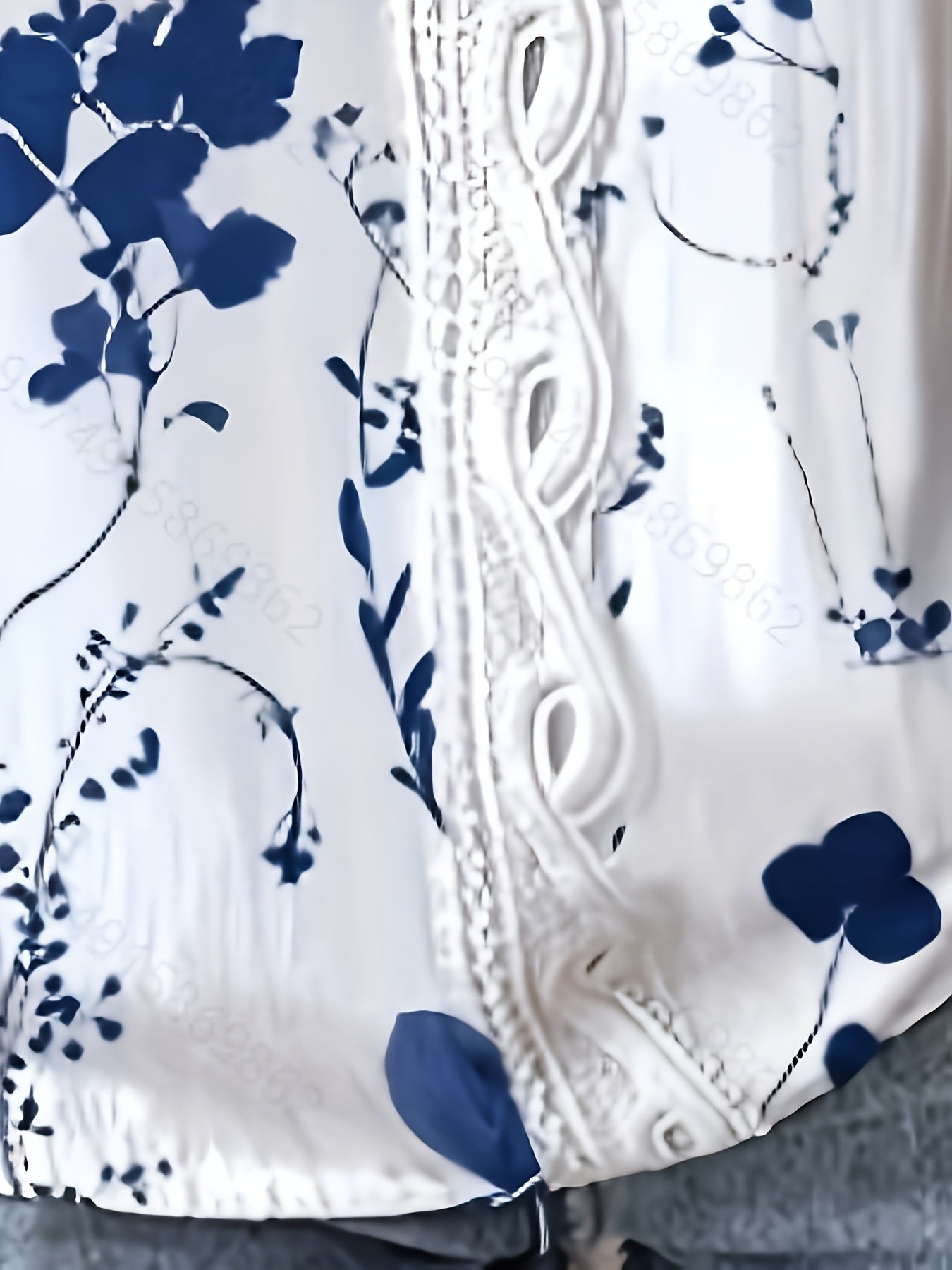 Women's blouse with V-neck and lace trim, casual summer style, floral pattern, ideal for everyday wear and leisure