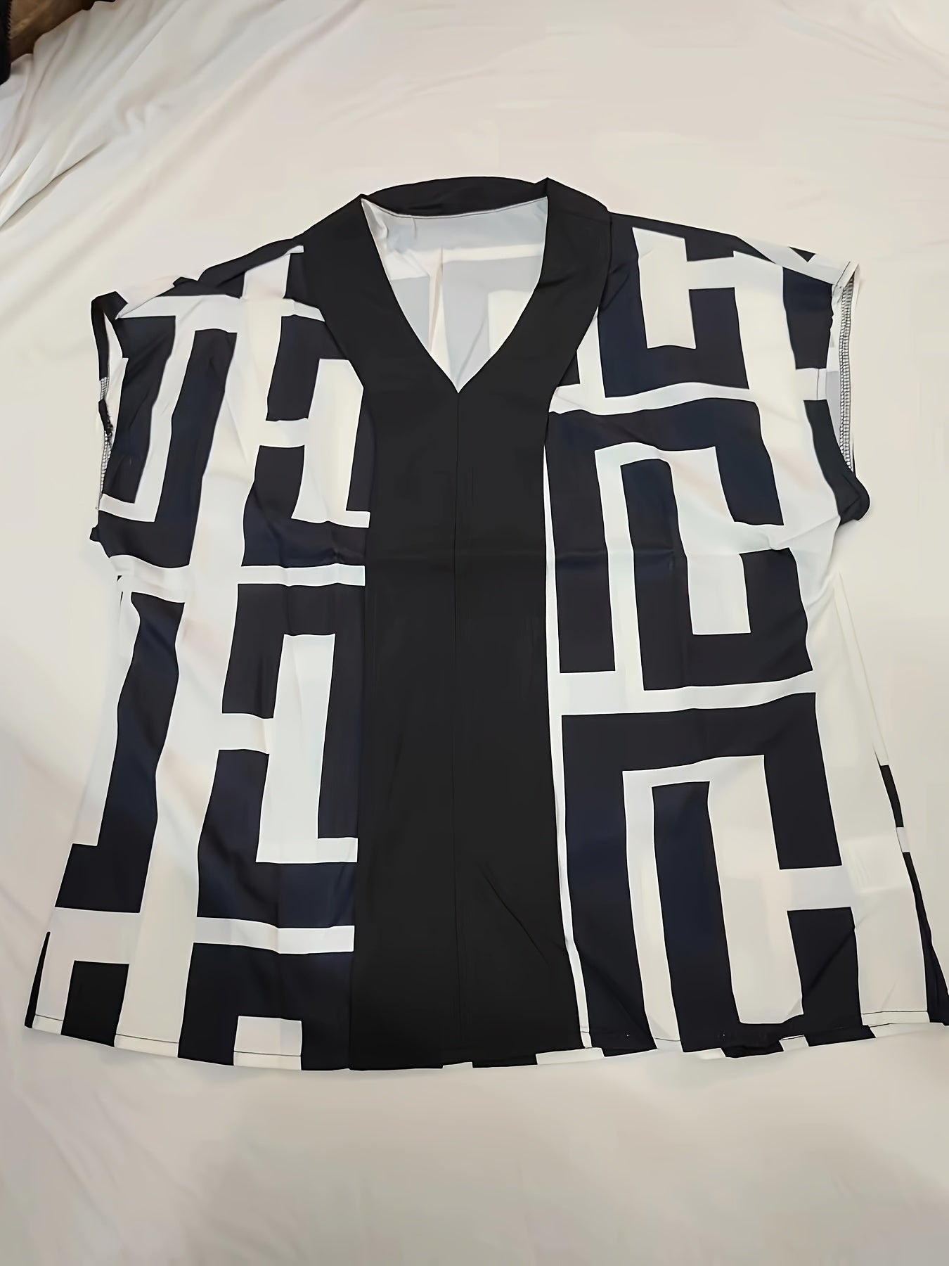 Women's blouse with graphic pattern and V-neck – Elegant style for office and leisure