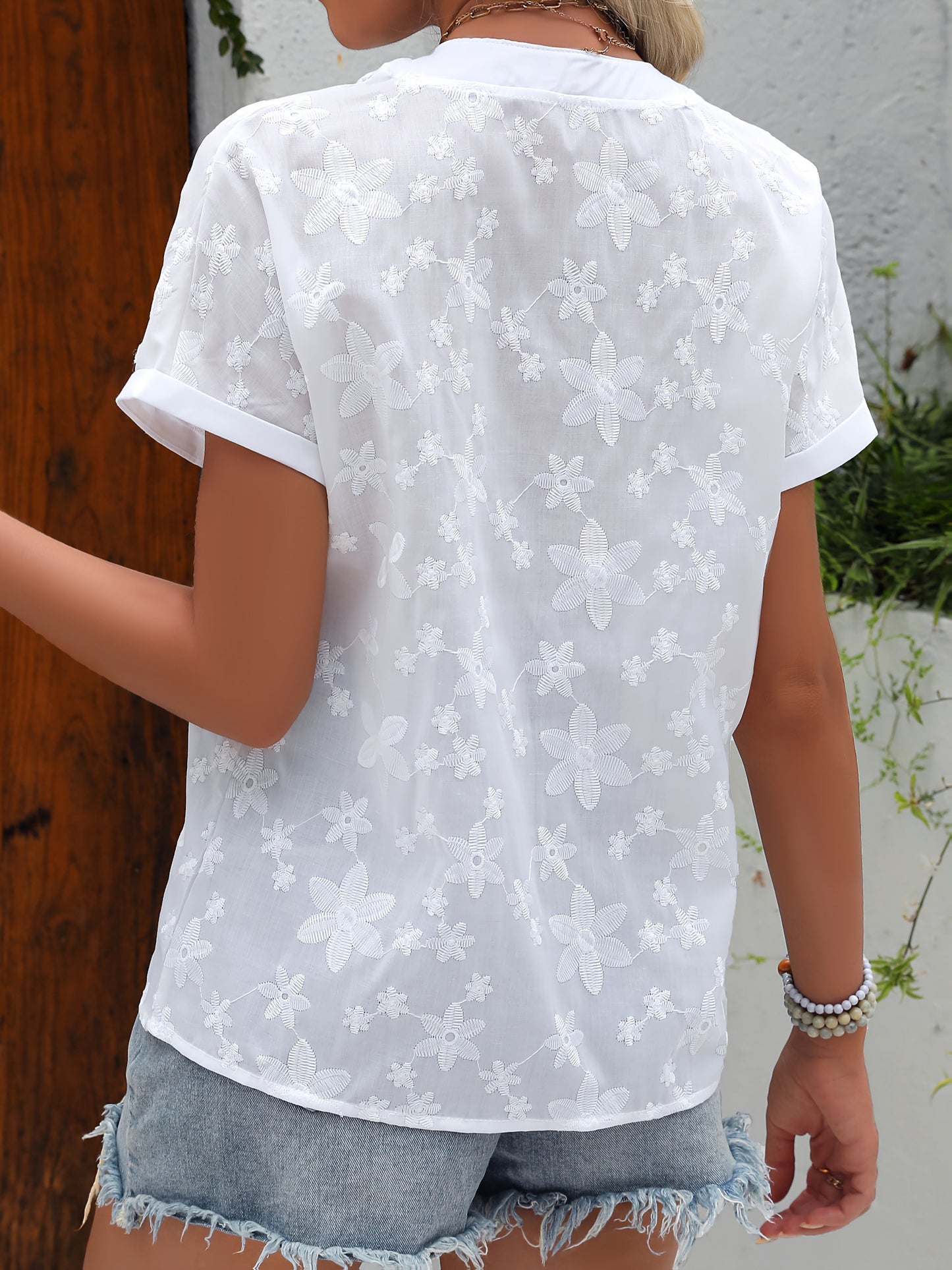 Women's blouse with floral embroidery and V-neck – summer elegance for everyday and leisure