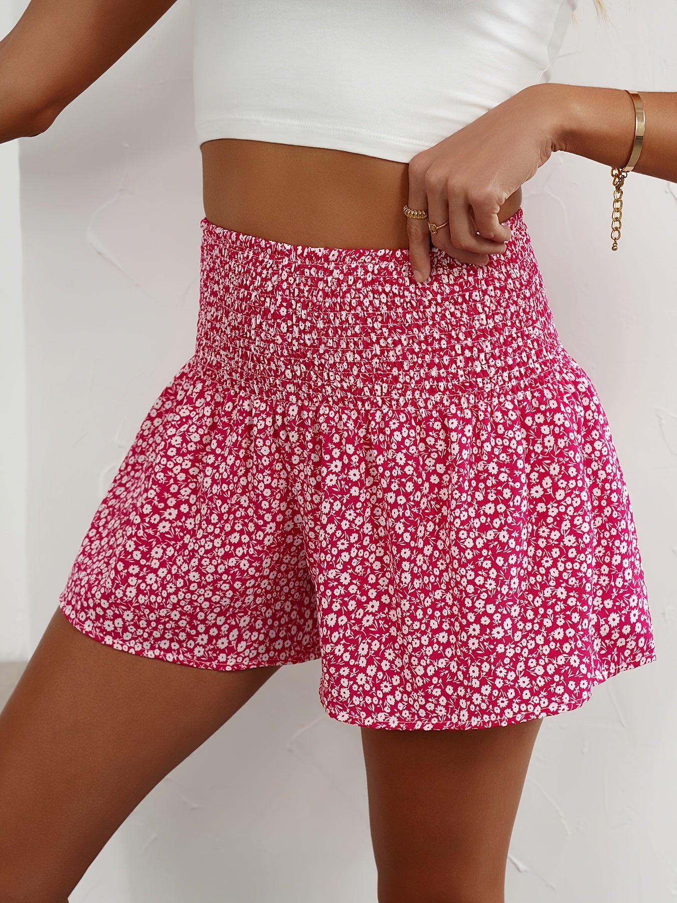 Women's summer shorts with floral pattern and smocked waistband – Casual high waist leisure pants
