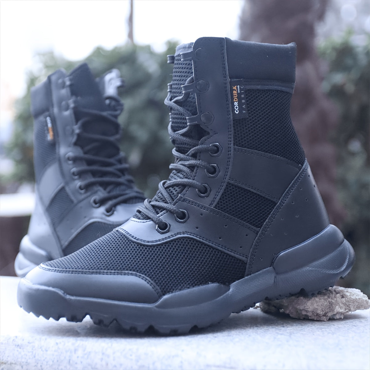 Hohe Schwarze Stiefel mit Schnürung und Netzdetails