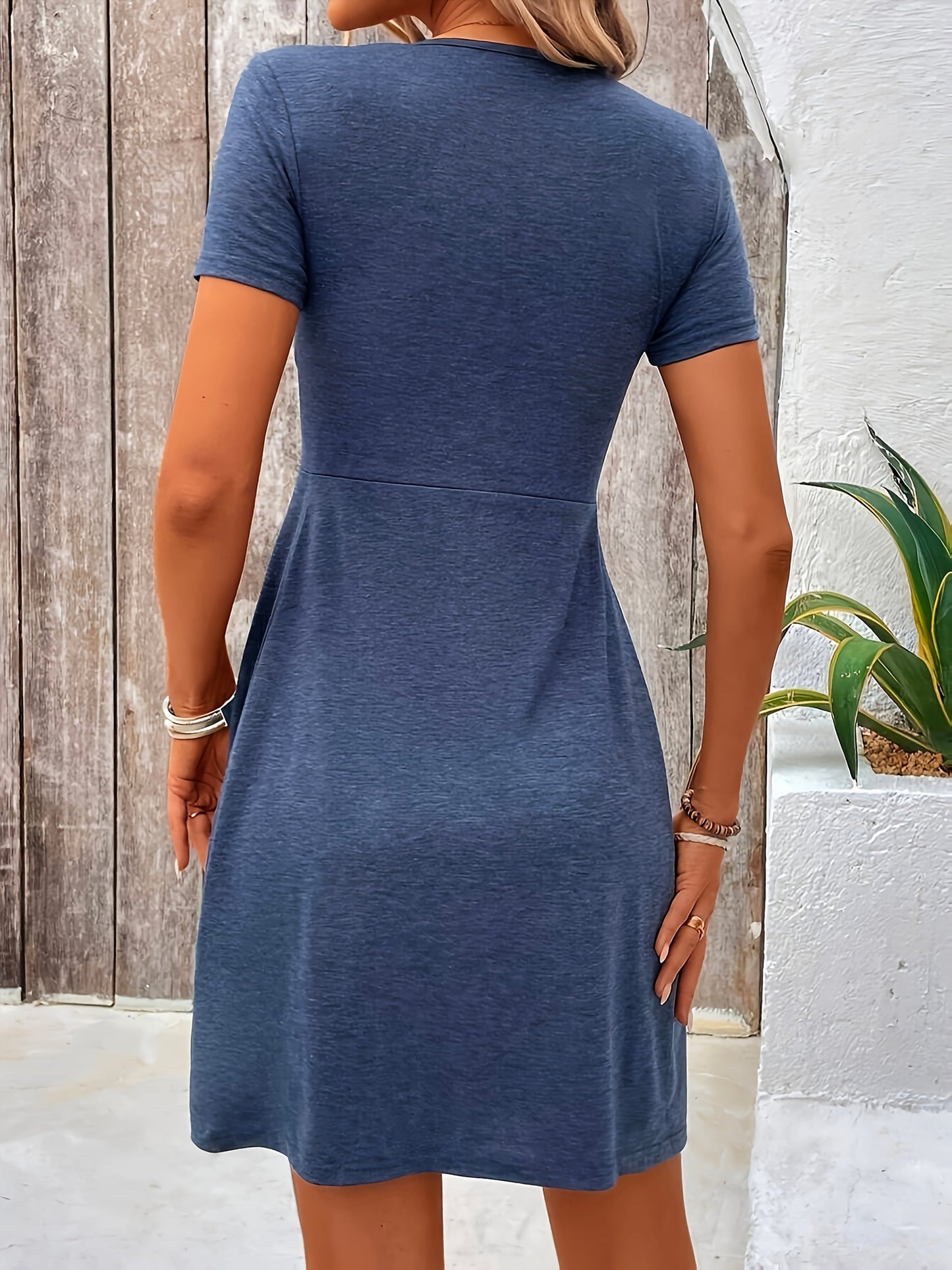 Women's summer dress with twist detail and V-neck – elegant casual style