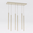 Beige hanglamp met zes dunne cilindrische buizen aan een rechthoekige plafondplaat