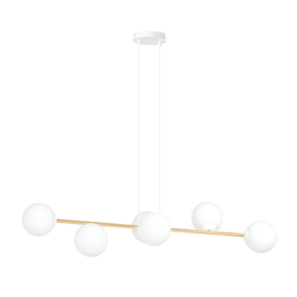Hanglamp met horizontale gouden balk en zes witte glazen bollen aan twee witte snoeren en een witte plafondplaat