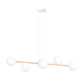 Hanglamp met horizontale gouden balk en zes witte glazen bollen aan twee witte snoeren en een witte plafondplaat