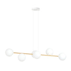 Hanglamp met horizontale gouden balk en zes witte glazen bollen aan twee witte snoeren en een witte plafondplaat