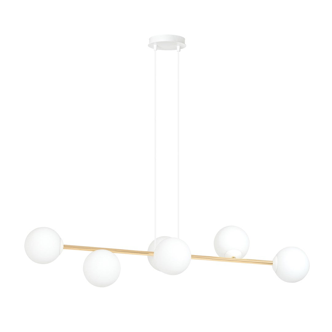 Hanglamp met horizontale gouden balk en zes witte glazen bollen aan twee witte snoeren en een witte plafondplaat