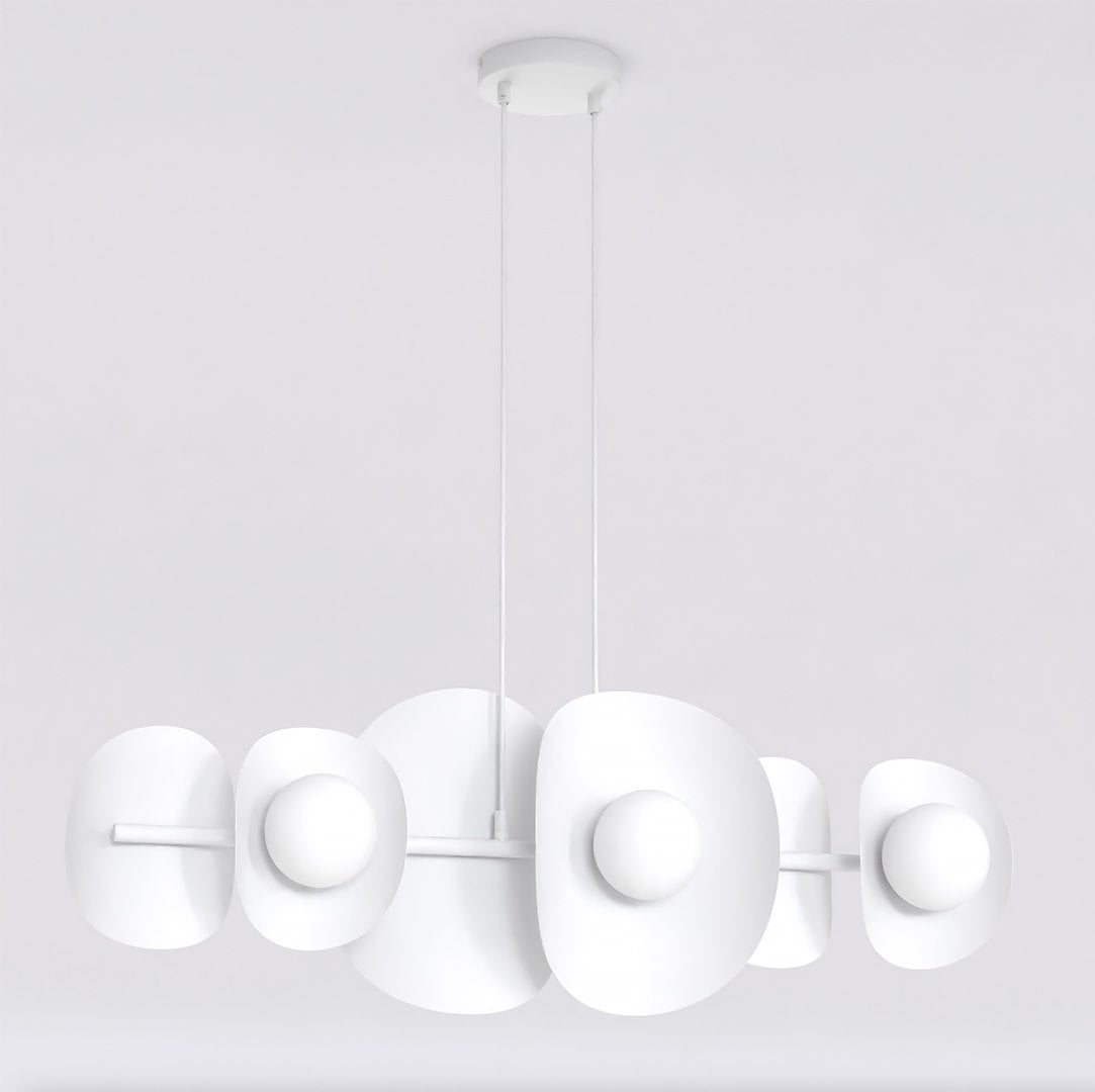 Witte lineaire hanglamp met zes kiezelvormige elementen en matte witte lichtbollen, aan twee dunne ophangsnoeren