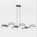 Lineaire hanglamp met zes grijze cilindervormige kappen aan een zwart frame met twee ophangsnoeren