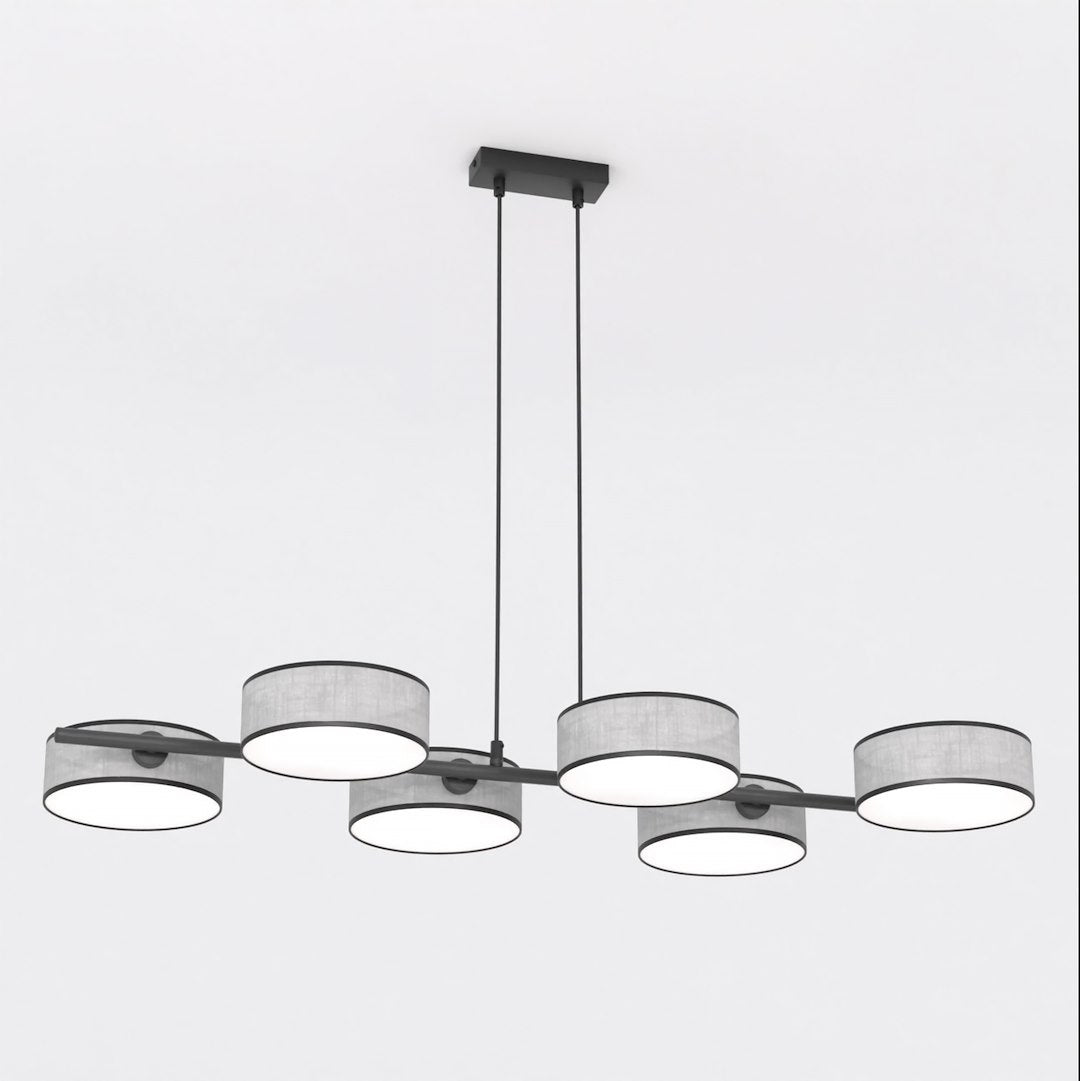 Lineaire hanglamp met zes grijze cilindervormige kappen aan een zwart frame met twee ophangsnoeren