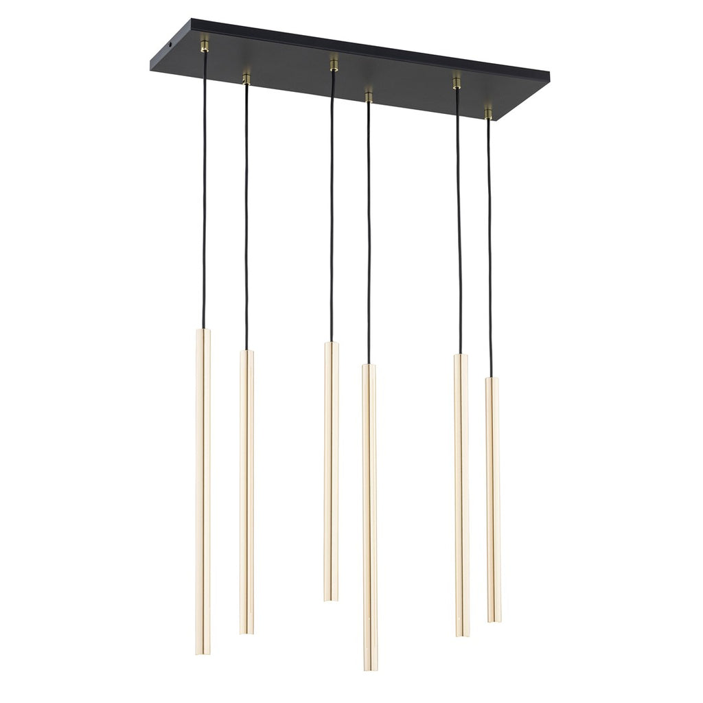 Hanglamp met zes dunne gouden buizen aan zwarte snoeren onder een rechthoekige zwarte plafondplaat