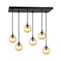 Zwarte hanglamp met zes pendels en amberkleurige glazen bollen aan een rechthoekige plafondplaat