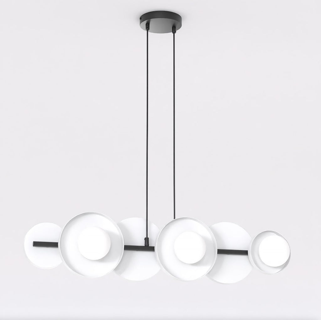 Hanglamp met zes witte bollen en ronde witte schijven aan een zwarte staaf, opgehangen aan twee dunne zwarte kabels
