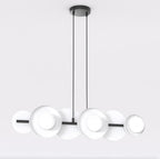 Hanglamp met zes witte bollen en ronde witte schijven aan een zwarte staaf, opgehangen aan twee dunne zwarte kabels