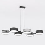 Lineaire hanglamp met zes cilindrische kappen in zwart en grijs aan een zwart frame