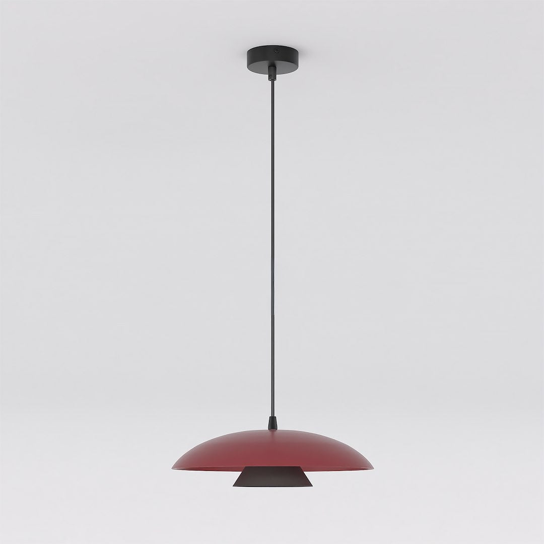 Hanglamp met bordeauxrode koepelkap en zwart detail aan een zwart snoer met zwarte plafondplaat