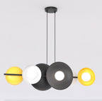 Lineaire hanglamp met zwarte, witte en gele schijven en bollen rond zes lichtgevende bolletjes