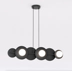 Zwarte hanglamp met cirkelvormige schijven en witte bolkappen, opgehangen aan twee dunne kabels