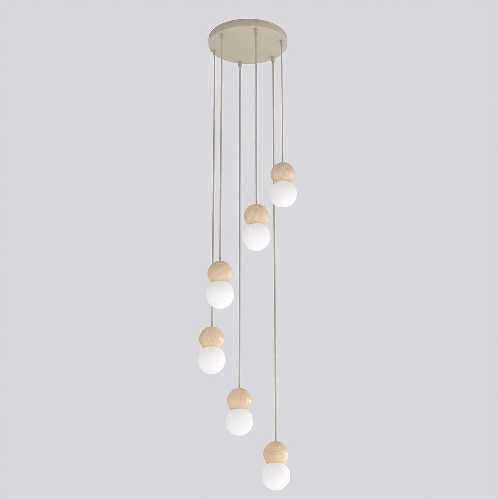 Hanglamp met beige ronde plafondplaat en zes snoeren met houten bollen en witte glazen kappen op verschillende hoogtes