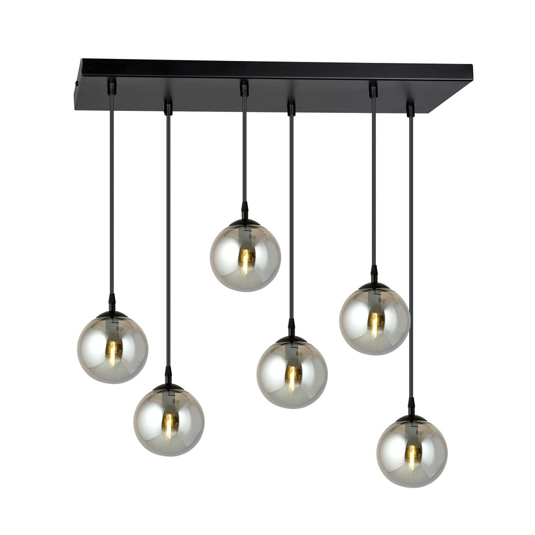 Zwarte hanglamp met zes grafietkleurige glazen bolkappen aan een rechthoekige zwarte luifel