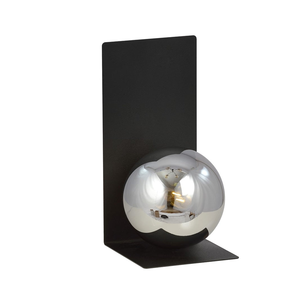 Zwarte wandlamp met hoekige stalen plaat en ronde glazen kap in grafiet met spiegelend effect