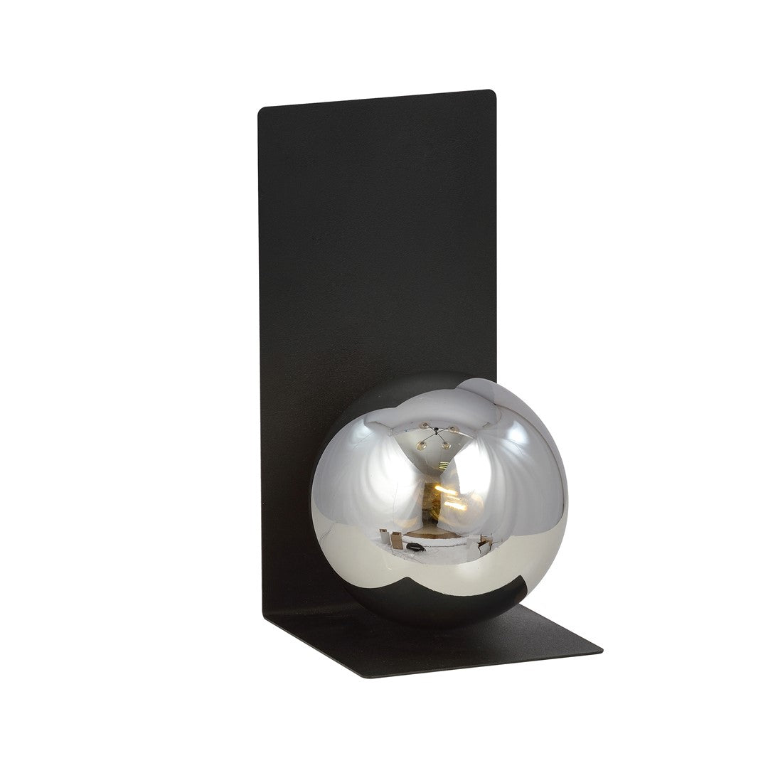 Zwarte wandlamp met hoekige stalen plaat en ronde glazen kap in grafiet met spiegelend effect