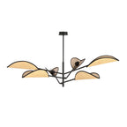Zwarte plafondlamp met zes bladvormige rotan lampenkappen aan een stalen frame