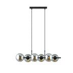 Zwarte hanglamp met zes grafietkleurige glazen bollen op een rij, opgehangen aan twee dunne stangen