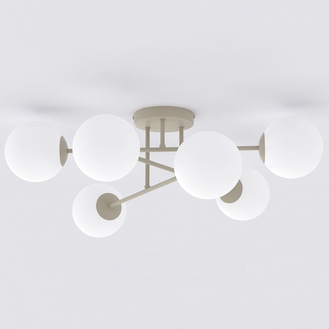 Beige plafondlamp met zes armen en ronde witte glazen bollen tegen een lichte achtergrond