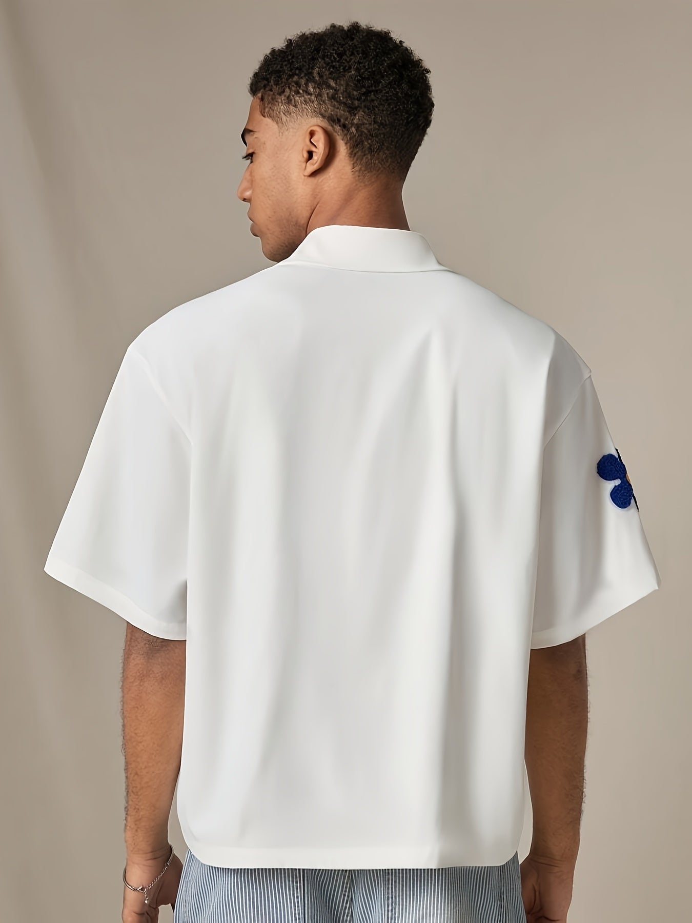 Herren Freizeit Kurzarm-Hemd mit Blumenapplikationen und Camp-Kragen – Modernes Sommer-Design