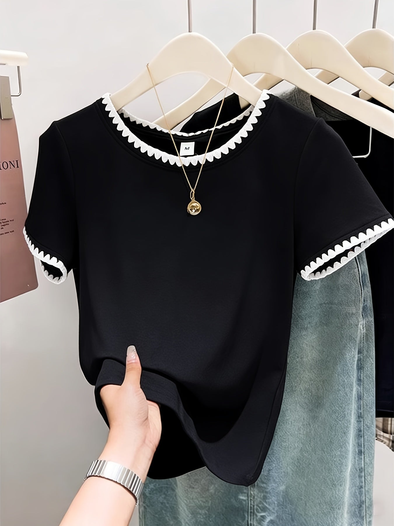 Women's blouse with wave hem and elegant round neckline – stylish casual and office wear