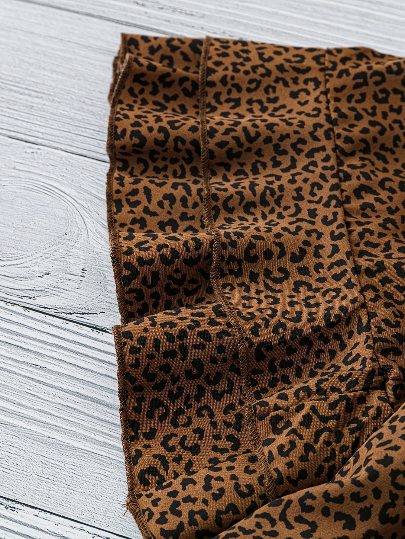Damen Sommer Freizeitset mit Leopardenmuster – Lässiges Oberteil, Jeansshorts und Accessoires, ideal für Urlaub und Alltag