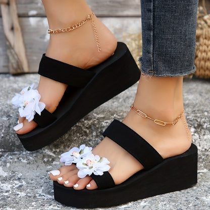 Women's platform sandals with flower appliqué – fashionable summer shoes with wedge heel for leisure and vacation