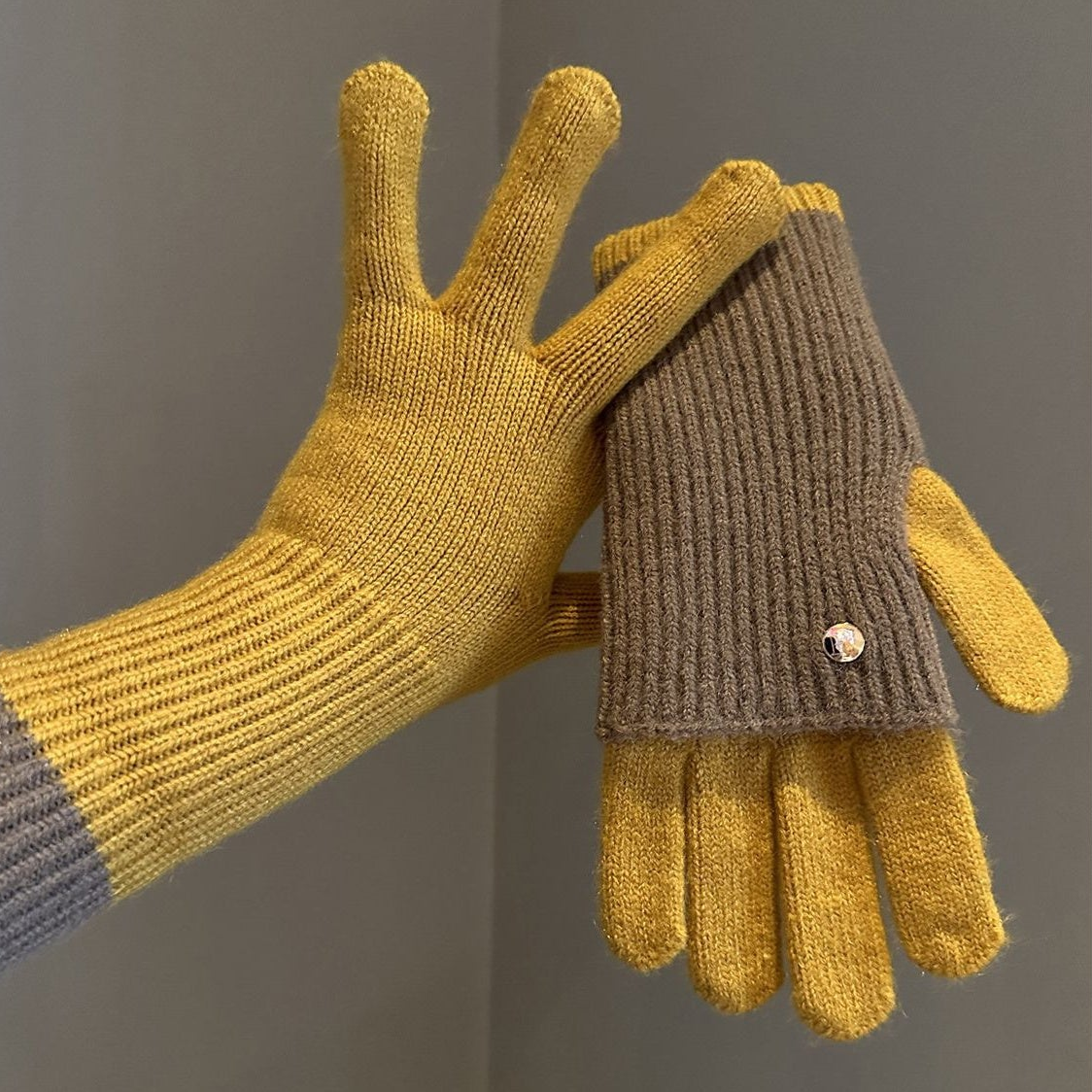 Two-tone knitted gloves with detachable mittens