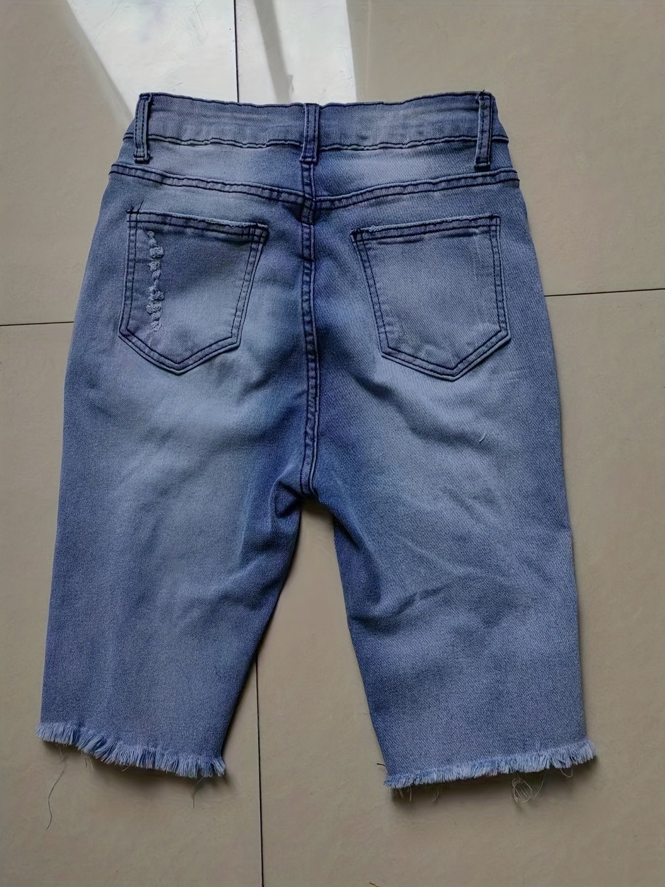 Women's Bermuda Denim Shorts in Used Look with Fringes – Casual Summer Fashion for Leisure and Everyday Wear