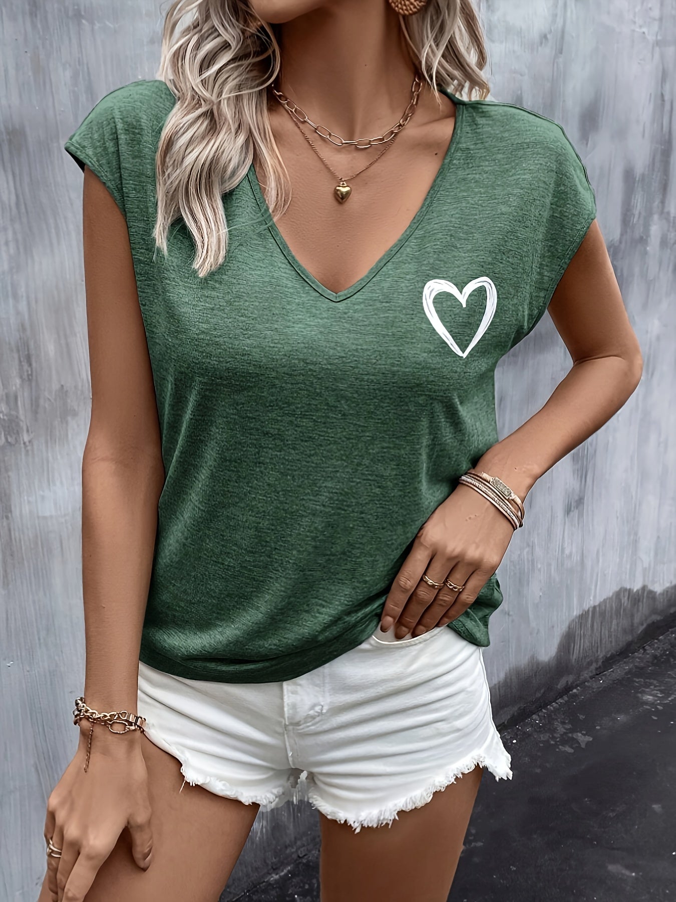 Women's T-shirt with Heart Print and V-Neck – Casual Summer Top for Leisure and Vacation