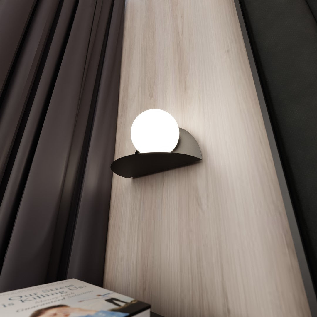 Wandlamp gepoedercoat staal en glas, minimalistisch Vorm 7, zwart met witte glazen kap Ø 14 cm
