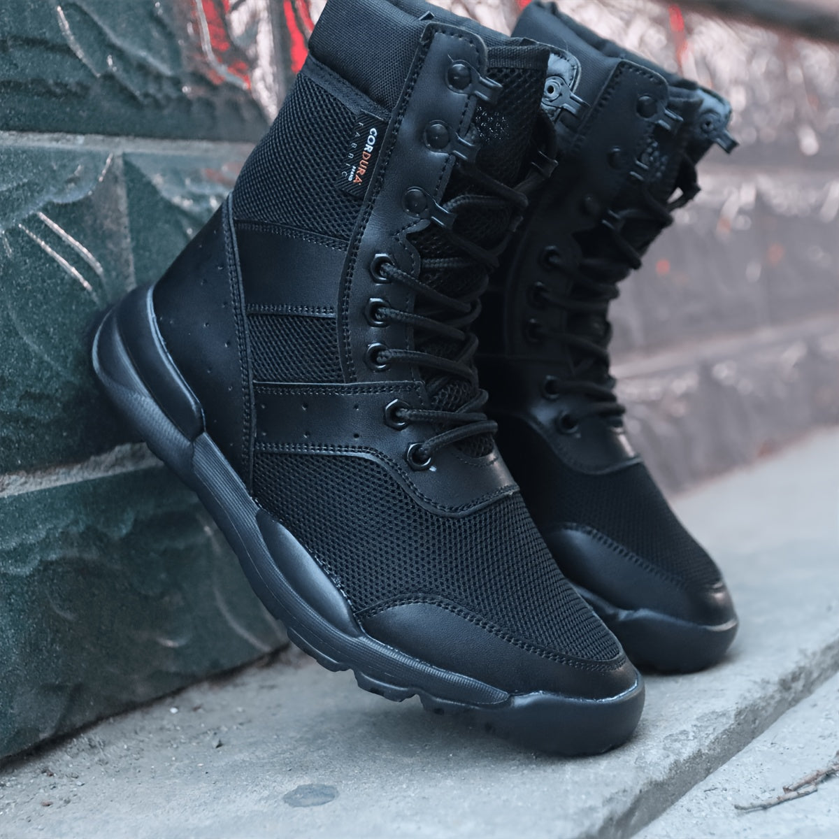 Hohe Schwarze Stiefel mit Schnürung und Netzdetails