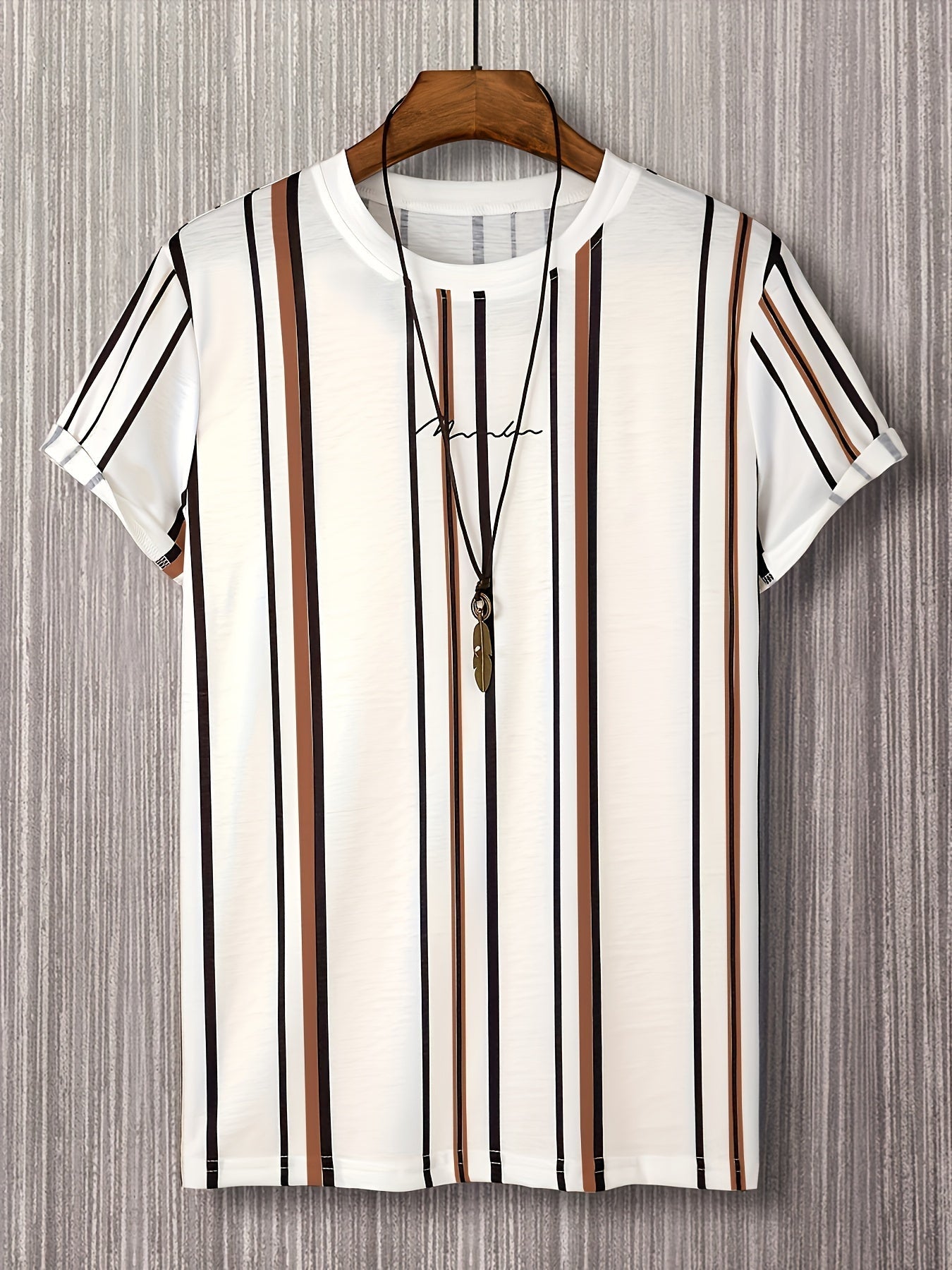 Men's T-shirt with vertical stripe pattern and modern print – Stylish casual shirt