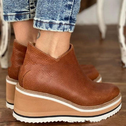 Zoe – Flat boots with side zipper for autumn and winter