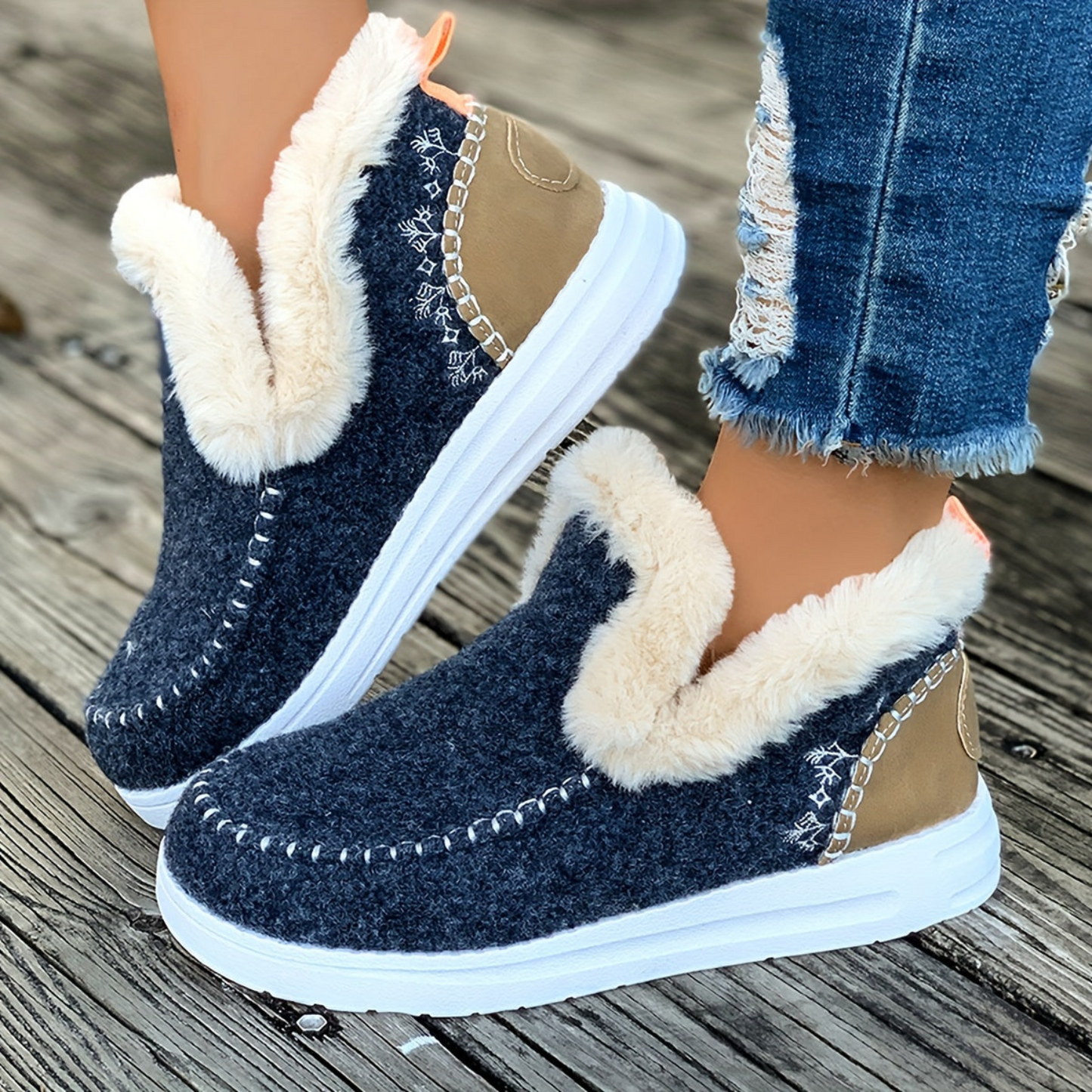 Women's warm slippers with faux fur lining & embroidery