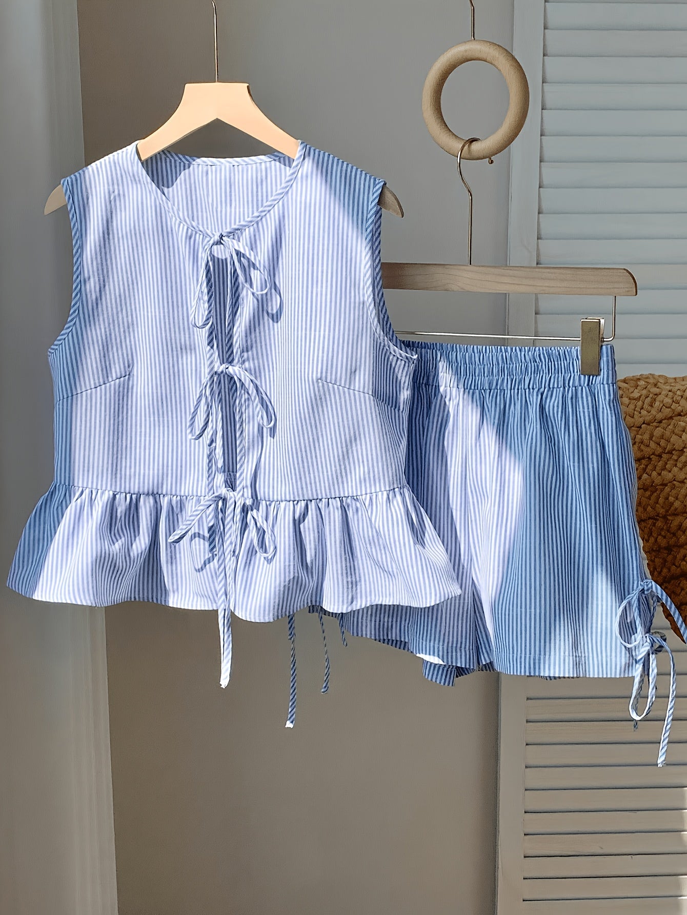 Damen Zweiteiliges Set mit Schleifen und Streifen – Verspieltes Sommer Outfit mit Top und Shorts